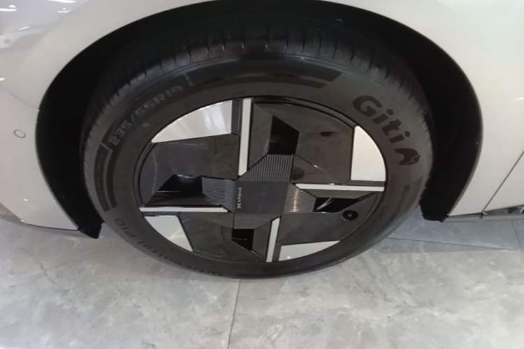 Used XPeng P7+ 2026 Model, Pure Electric 615 Max Flagship Edition Left Front Wheel Hub