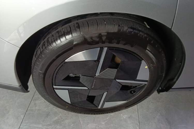 Used XPeng P7+ 2026 Model, Pure Electric 615 Max Flagship Edition Right Rear Wheel Hub