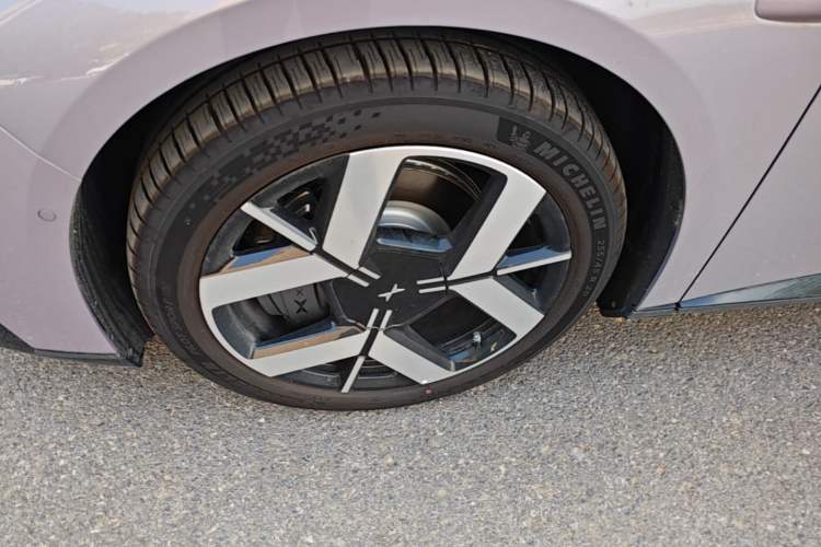 Used XPeng P7+ 2026 Model, Range-Extended 1550 Max Flagship Edition Left Front Wheel Hub