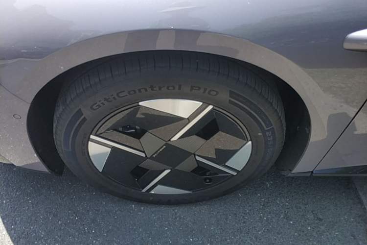 Used XPeng P7+ 2026 Model, Range-Extended 1550 Max Flagship Edition Left Front Wheel Hub