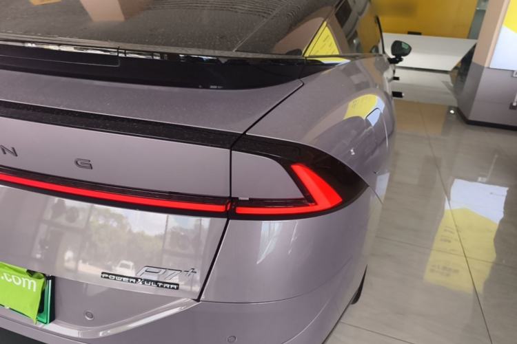 Used XPeng P7+ 2026 Model, Range-Extended 1550 Max Flagship Edition Right Rear Taillight