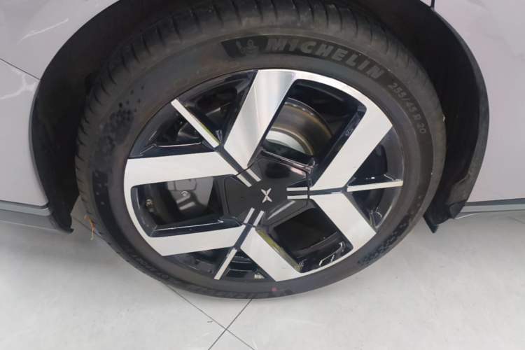 Used XPeng P7+ 2026 Model, Range-Extended 1550 Max Flagship Edition Right Rear Wheel Hub