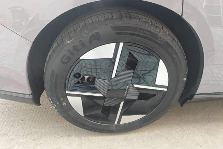 Used XPeng P7+ 2026 Model, Pure Electric 725 Max Flagship Edition Right Rear Wheel Hub