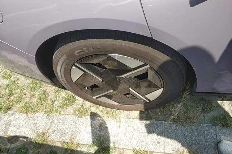 Used XPeng P7+ 2026 Model, Range-Extended 1550 Max Flagship Edition Right Rear Wheel Hub