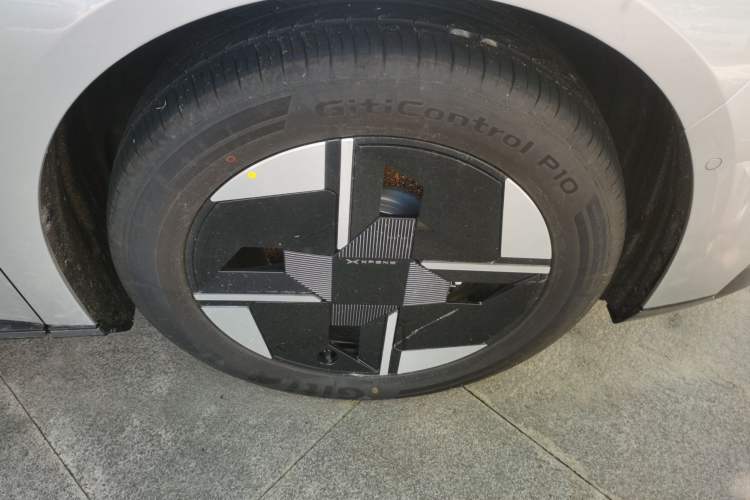 Used XPeng P7+ 2026 Model, Pure Electric 615 Max Flagship Edition Right Front Wheel Hub