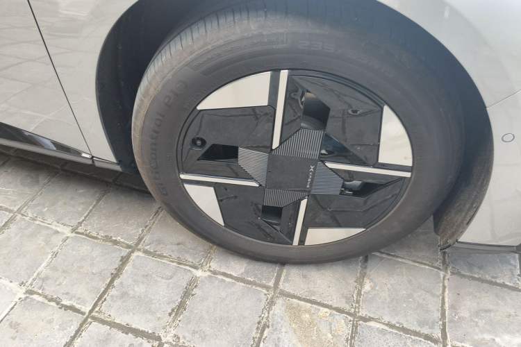 Used XPeng P7+ 2026 Model, Range-Extended 1550 Max Flagship Edition Right Front Wheel Hub