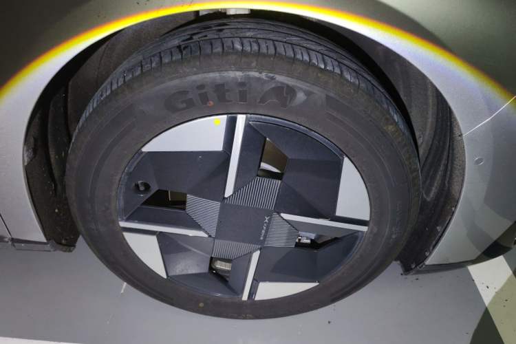 Used XPeng P7+ 2026 Model, Range-Extended 1550 Max Tech Edition Right Front Wheel Hub