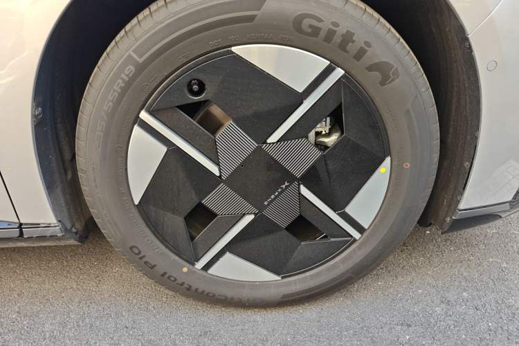 Used XPeng P7+ 2026 Model, Pure Electric 615 Max Flagship Edition Right Front Wheel Hub