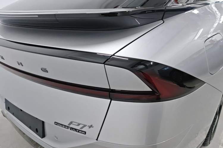 Used XPeng P7+ 2026 Model, Range-Extended 1550 Max Flagship Edition Right Rear Taillight
