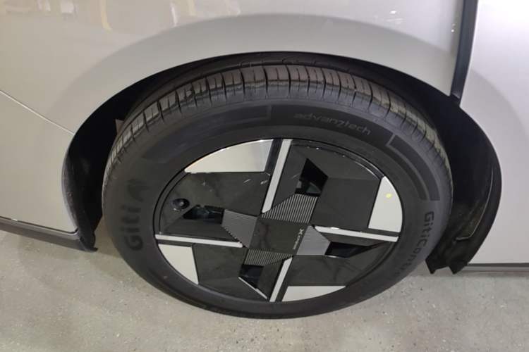 Used XPeng P7+ 2026 Model, Range-Extended 1550 Max Flagship Edition Right Rear Wheel Hub