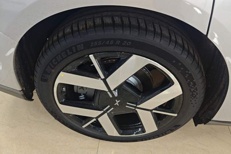 Used XPeng P7+ 2026 Model, Range-Extended 1550 Max Flagship Edition Right Rear Wheel Hub