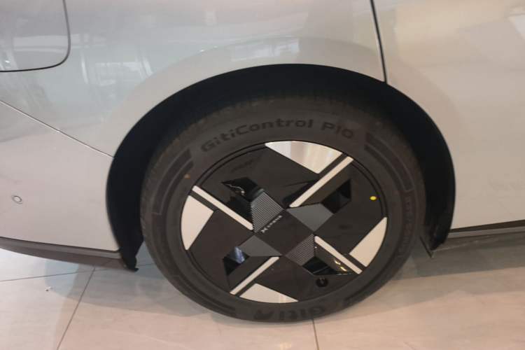 Used XPeng P7+ 2026 Model, Pure Electric 615 Max Flagship Edition Right Rear Wheel Hub