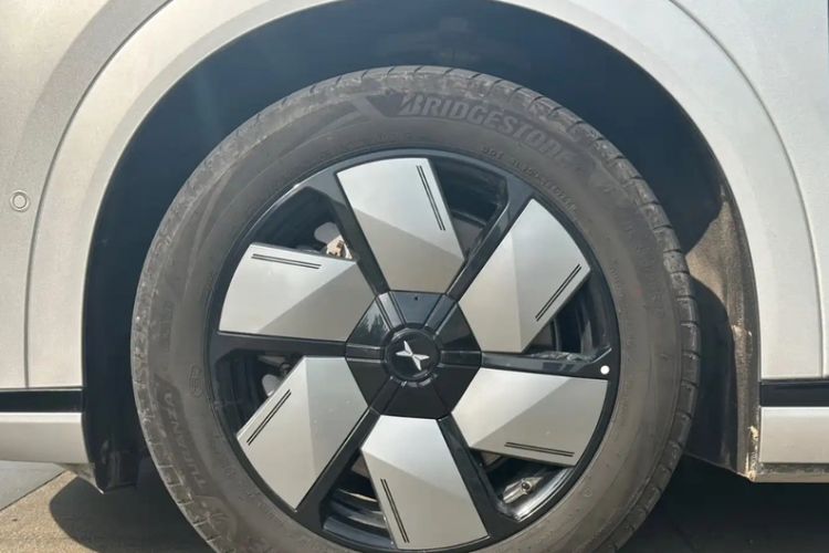 Used XPeng X9 2024 702 Ultra-Long Range Max Exterior 6
