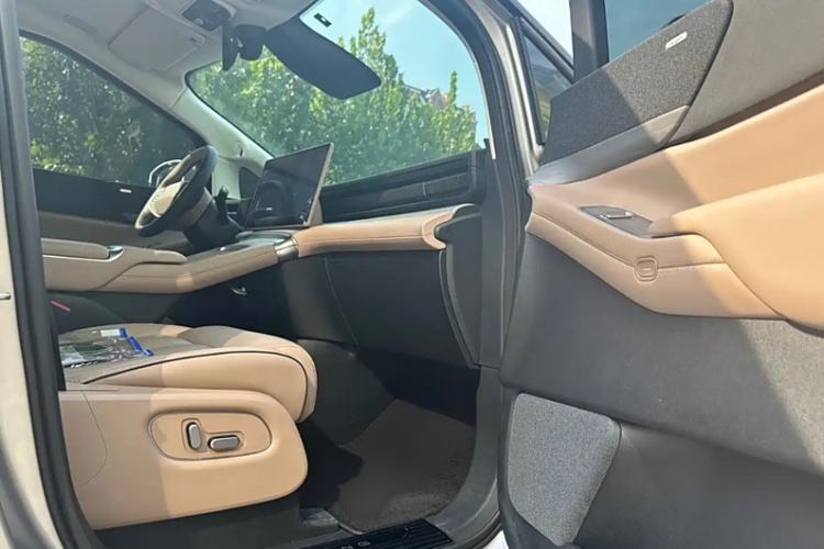 Used XPeng X9 2024 702 Ultra-Long Range Max Interior 6