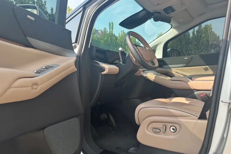 Used XPeng X9 2024 702 Ultra-Long Range Max Left Front Seat