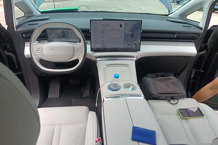 Used XPeng X9 2024 610 Long-Range Max Center Console