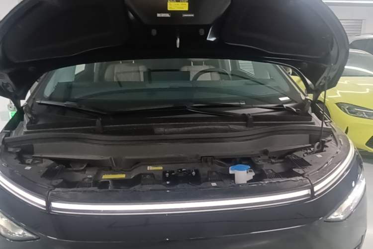 Used XPeng X9 2024 610 Long-Range Pro Engine Bay