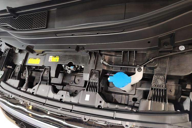 Used XPeng X9 2024 702 Ultra-Long Range Max Engine Bay
