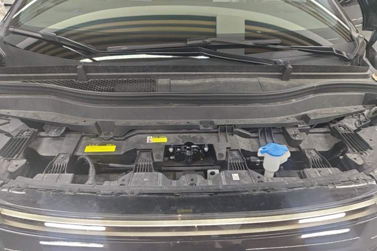 Used XPeng X9 2024 610 Long-Range Pro Engine Bay