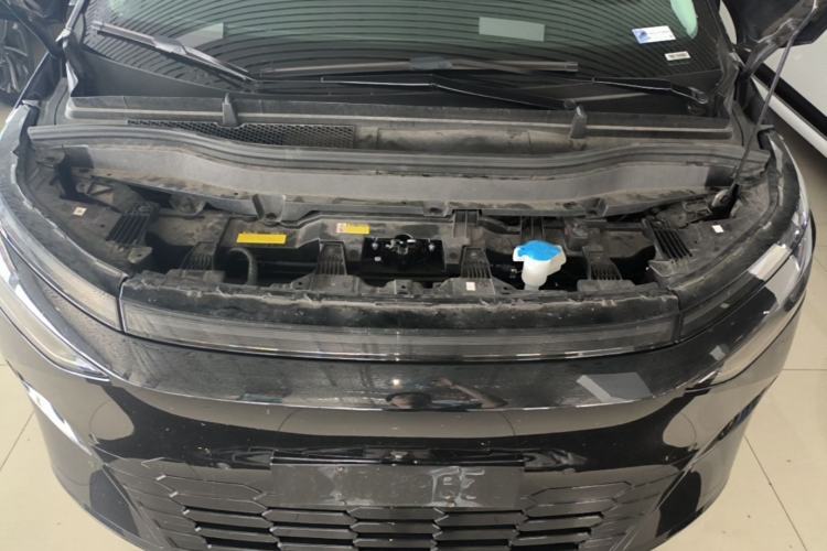 Used XPeng X9 2024 610 Long-Range Pro Engine Bay