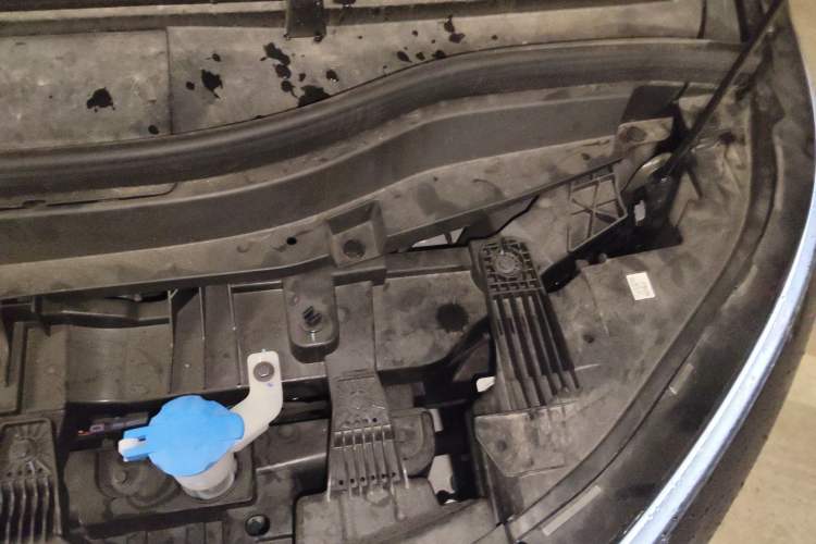 Used XPeng X9 2024 610 Long-Range Pro Engine Bay Left