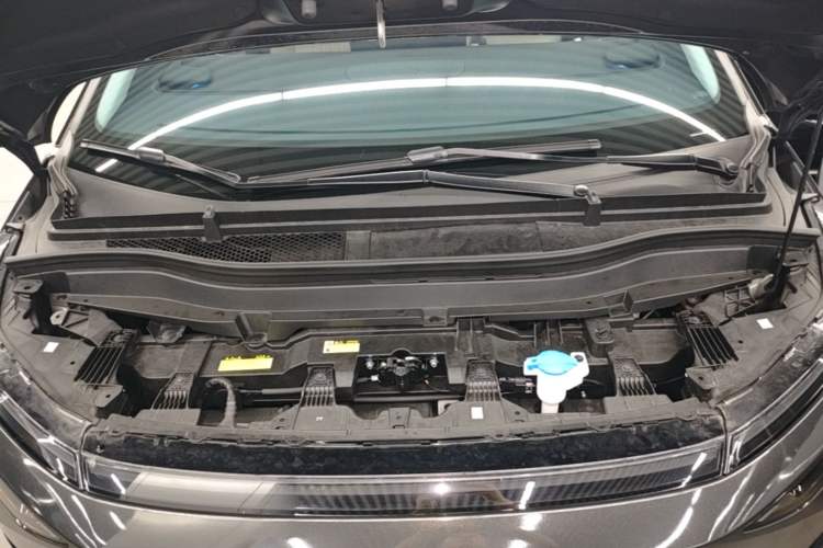 Used XPeng X9 2024 702 Ultra-Long Range Max Engine Bay