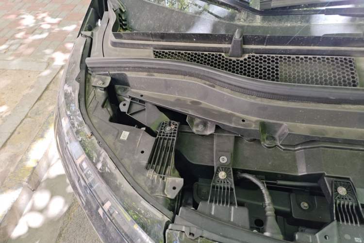 Used XPeng X9 2024 702 Ultra-Long Range Pro Engine Bay Right