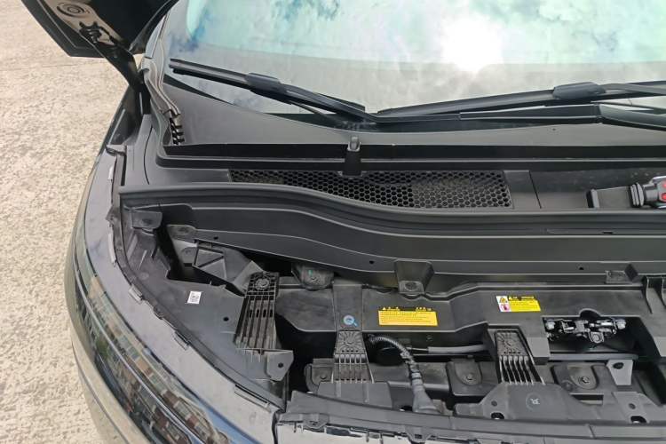 Used XPeng X9 2024 610 Long-Range Max Engine Bay Right