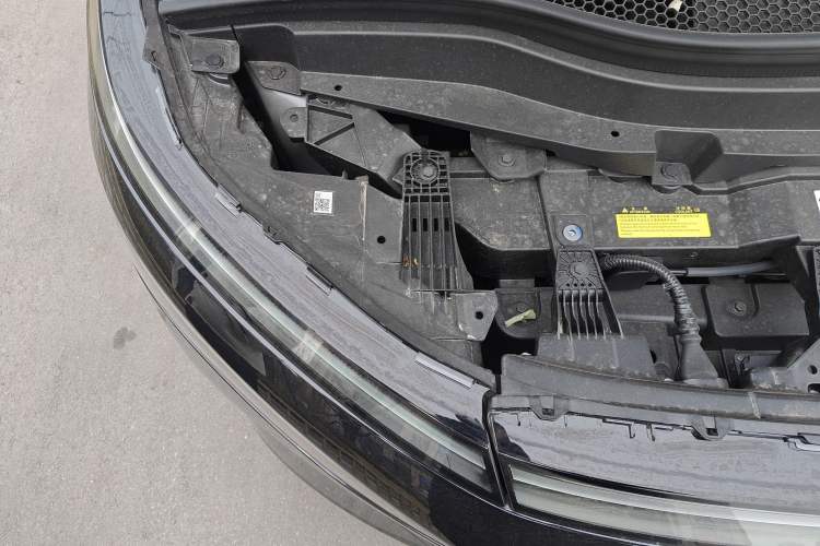 Used XPeng X9 2024 610 Long-Range Pro Engine Bay Right