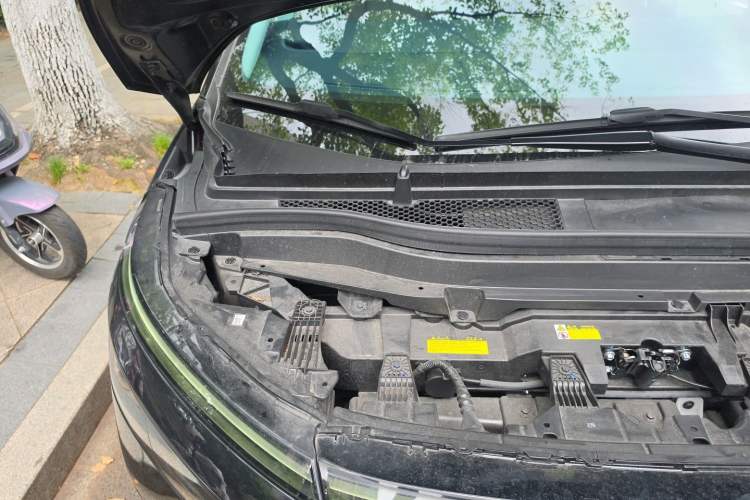 Used XPeng X9 2024 702 Ultra-Long Range Pro Engine Bay Right