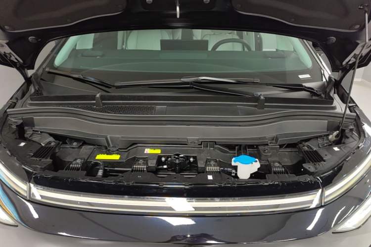Used XPeng X9 2024 702 Ultra-Long Range Max Engine Bay