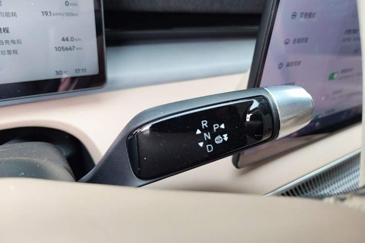 Used XPeng X9 2024 702 Ultra-Long Range Max Gear Lever
