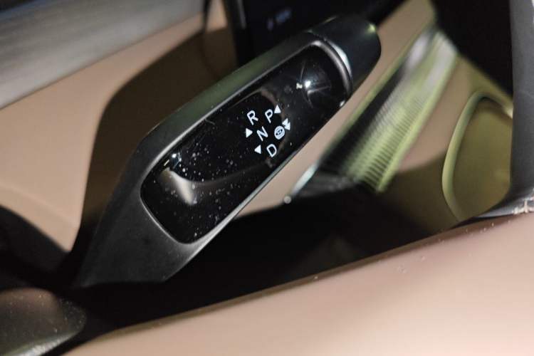 Used XPeng X9 2024 610 Long-Range Pro Gear Lever