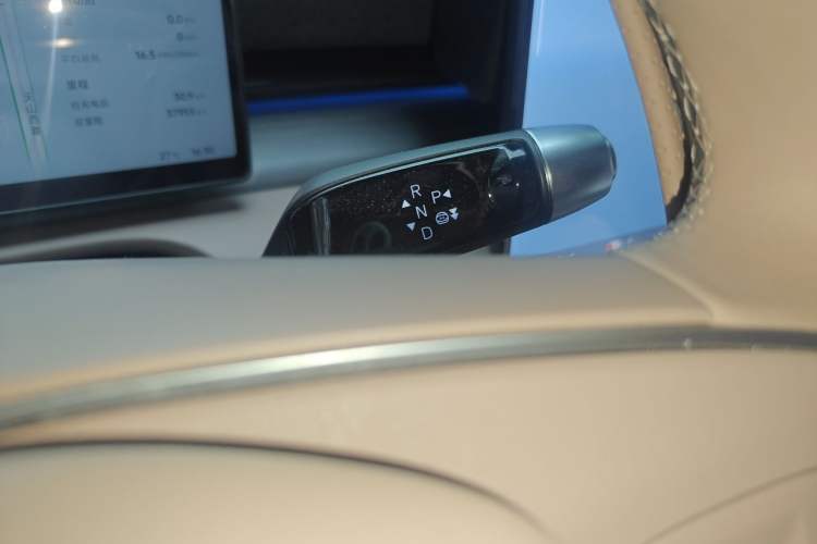 Used XPeng X9 2024 702 Ultra-Long Range Max Gear Lever