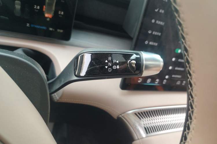 Used XPeng X9 2024 610 Long-Range Pro Gear Lever