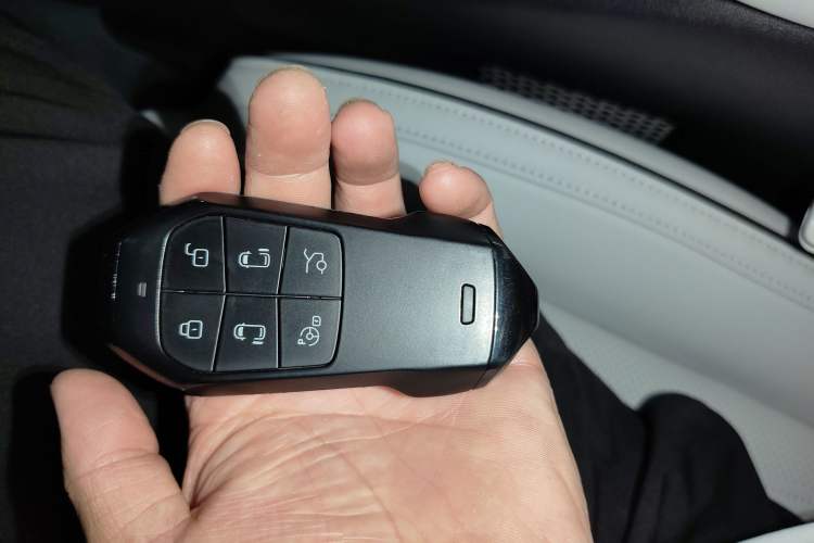 Used XPeng X9 2024 610 Long-Range Pro Interior 1