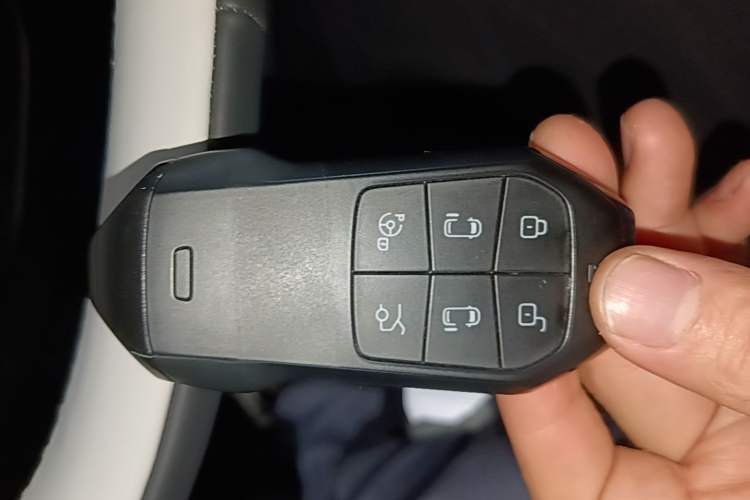 Used XPeng X9 2024 610 Long-Range Pro Interior 1