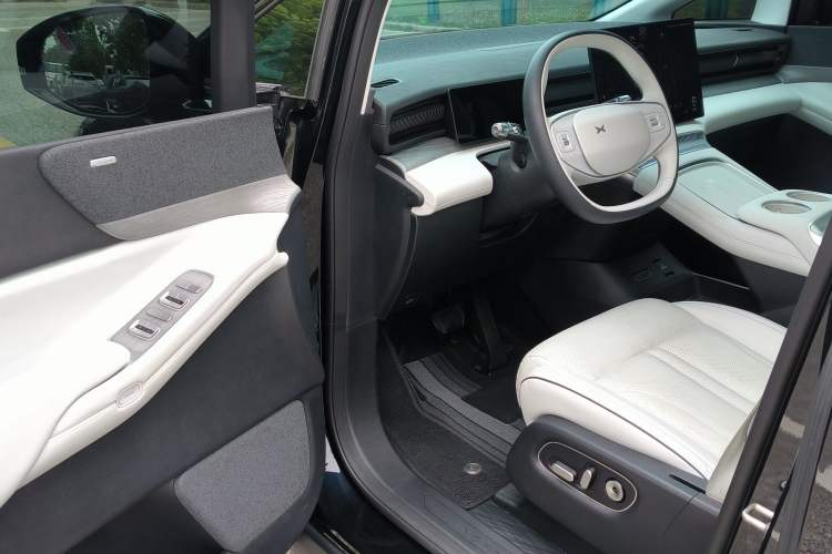 Used XPeng X9 2024 702 Ultra-Long Range Pro Interior 11