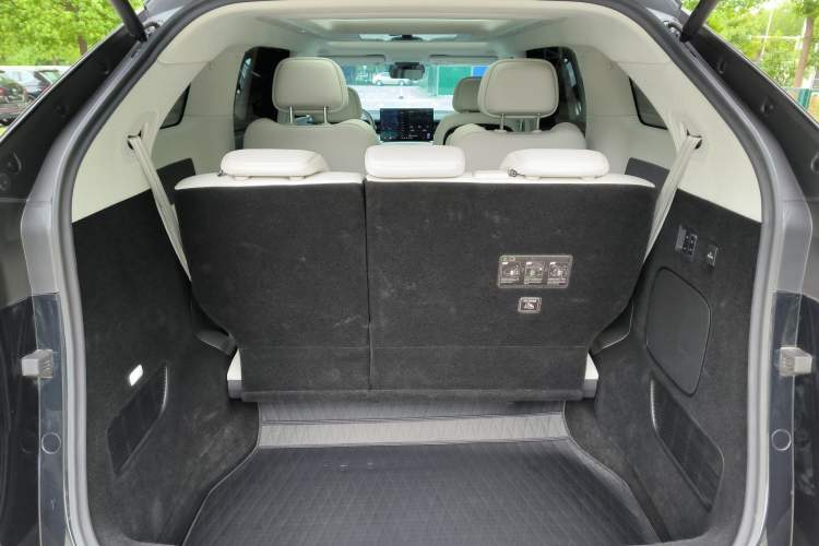Used XPeng X9 2024 702 Ultra-Long Range Pro Interior 14
