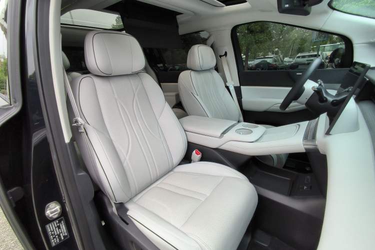 Used XPeng X9 2024 702 Ultra-Long Range Pro Interior 3