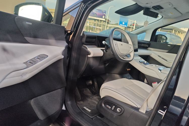 Used XPeng X9 2024 702 Ultra-Long Range Max Interior 3