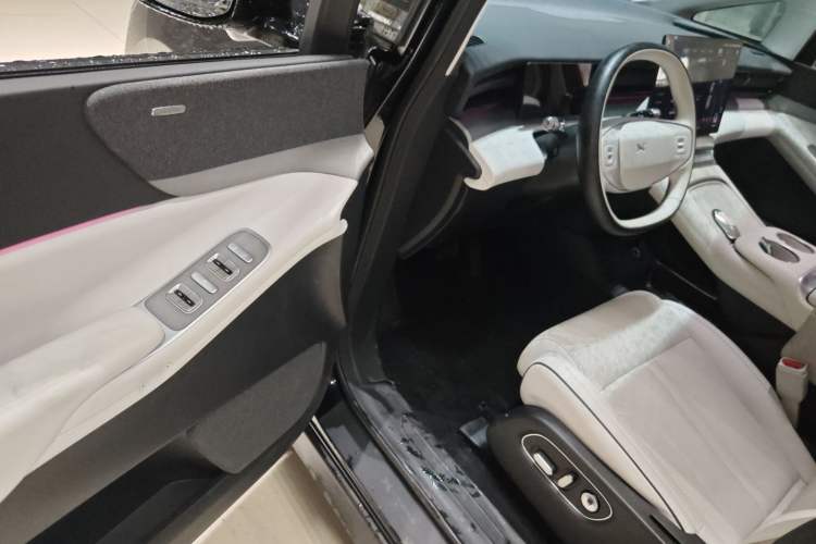 Used XPeng X9 2024 702 Ultra-Long Range Pro Interior 3