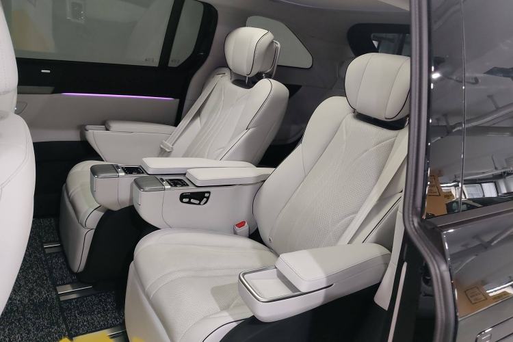 Used XPeng X9 2024 610 Long-Range Pro Interior 4