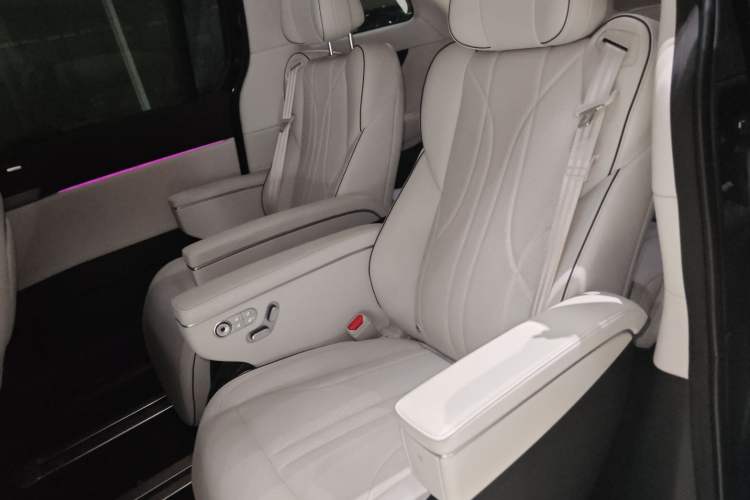 Used XPeng X9 2024 702 Ultra-Long Range Pro Interior 4
