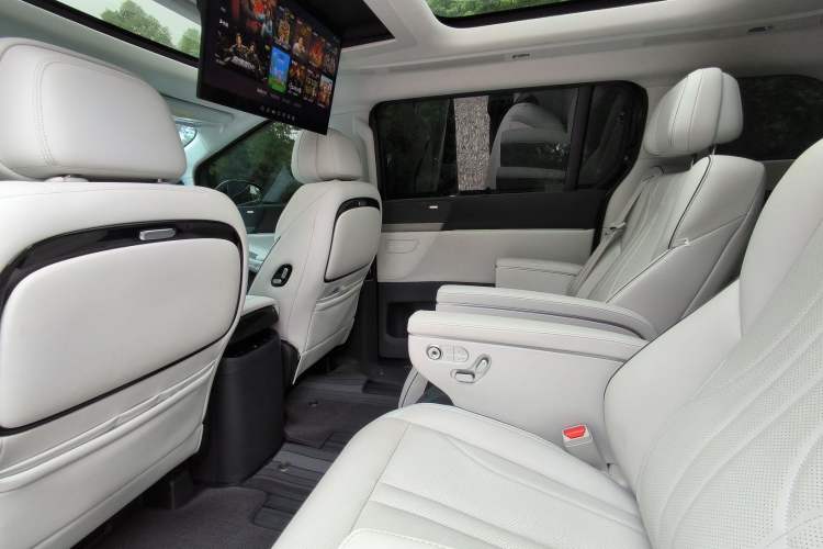 Used XPeng X9 2024 702 Ultra-Long Range Pro Interior 5
