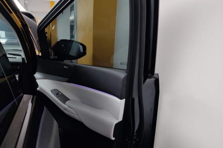 Used XPeng X9 2024 610 Long-Range Pro Interior 5