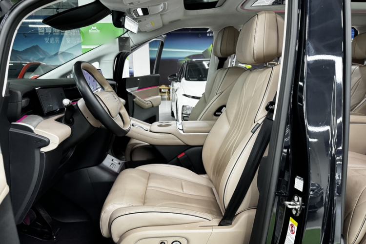 Used XPeng X9 2024 702 Ultra-Long Range Max Interior 5