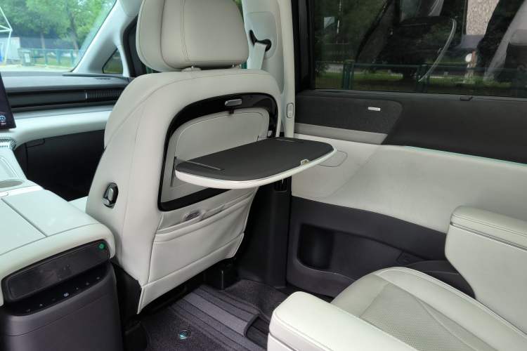 Used XPeng X9 2024 702 Ultra-Long Range Pro Interior 8