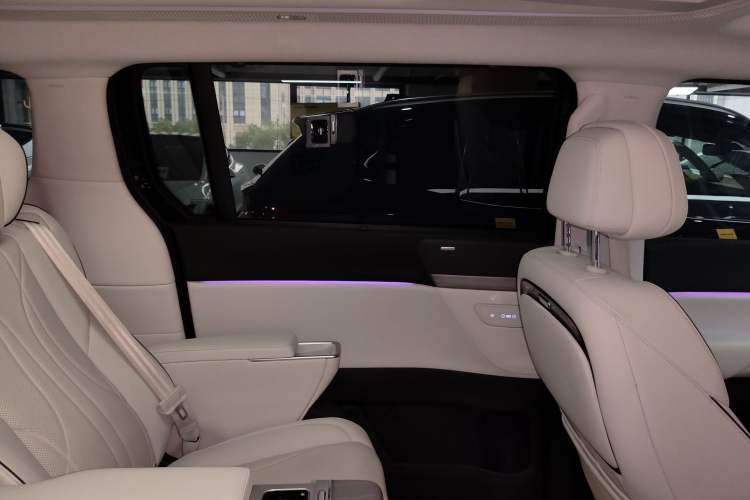 Used XPeng X9 2024 610 Long-Range Pro Interior 8