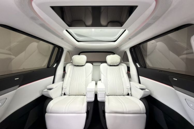 Used XPeng X9 2024 702 Ultra-Long Range Max Interior 8